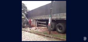 Carreta-desgovernada-invade-imóvel-e-destrói-carro-na-garagem-em-Cambira