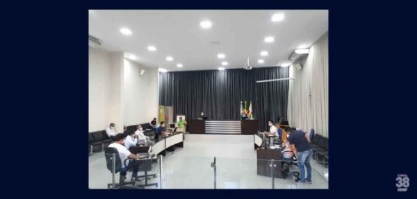 Em-sessão-ordinária-Câmara-de-Apucarana-aprova-28-projetos-de-lei-e-requerimento-696x333