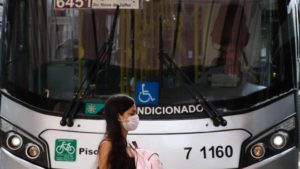 Passageira de ônibus no terminal Bandeira, adere ao uso de máscaras descartáveis por precaução contra o coronavírus