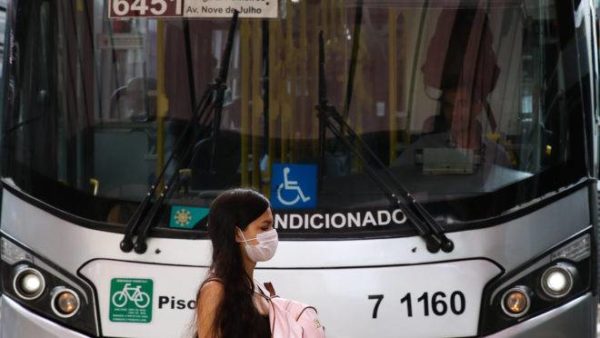 Passageira de ônibus no terminal Bandeira, adere ao uso de máscaras descartáveis por precaução contra o coronavírus