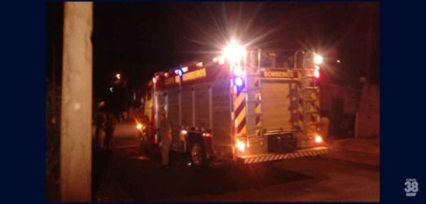 Corpo-de-Bombeiros-apaga-incêndio-em-imóvel-de-Apucarana-2-696x333