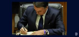 Bolsonaro-sanciona-lei-do-cadastro-nacional-de-condenados-por-estupro-696x333