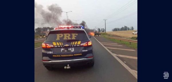 Bombeiros-combatem-incendios-em-veiculos-na-BR-369-e-PR-444-696x333