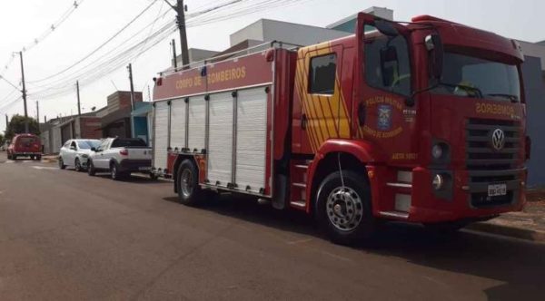 Principio-de-incendio-em-banheiro-de-residencia-mobiliza-Bombeiros-696x385