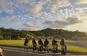 Apos-saque-de-carga-e-vilipendio-de-cadaver-indigenas-interditam-rodovia-no-Parana-e-atacam-policiais-