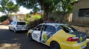 Carro-tomado-de-assalto-em-Arapongas-e-recuperado-com-mercadorias-dentro-pela-PM--696x385