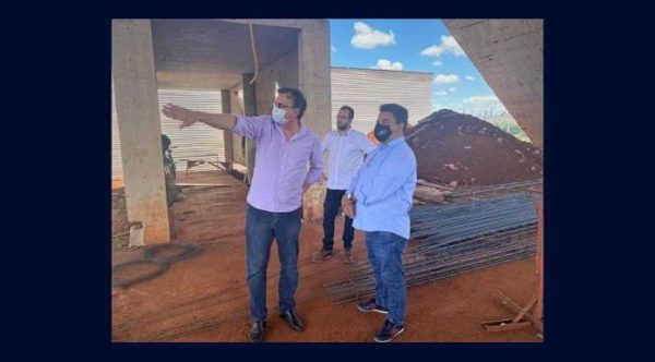 Prefeito-e-Filipe-Barros-visitam-obras-do-novo-Pronto-Socorro-do-Honpar-696x385
