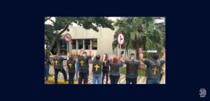 Motociclistas-cristaos-fazem-oracoes-em-volta-do-Hospital-da-Providencia-pela-cura-da-Covid-19-696x333