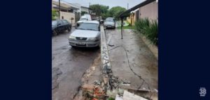 Um-dos-3-postes-que-foram-derrubados-por-arvore-cai-sobre-carro-em-Apucarana-1-696x333