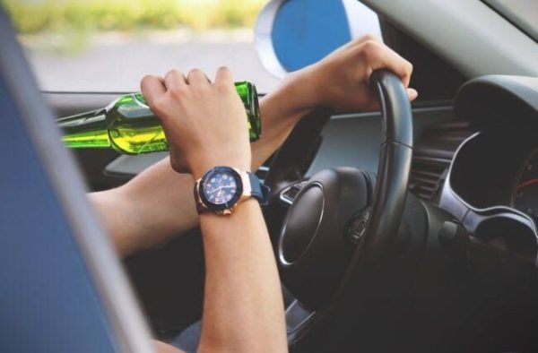 Homem bate em moto e vai preso por embriaguez ao volante em Apucarana