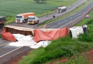 carreta tombada