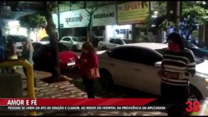 Grupo de pessoas faz orações em volta do do Hospital da Providência em Apucarana – Vejam Vídeo