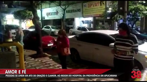 Grupo de pessoas faz orações em volta do do Hospital da Providência em Apucarana – Vejam Vídeo