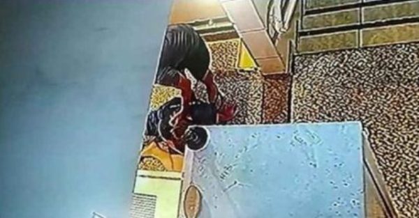 homem queima