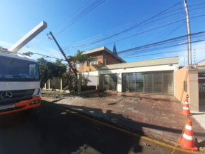 Caminhao-colide-com-poste-e-deixa-ruas-de-Araponga-00516785-0-202102020956