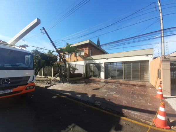 Caminhao-colide-com-poste-e-deixa-ruas-de-Araponga-00516785-0-202102020956