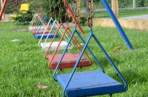 Crianca-de-8-anos-se-enrosca-em-balanco-e-fica-gra-00518759-0-202102151804