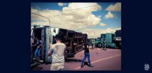 Onibus-tomba-apos-colidir-contra-caminhao-na-BR-369-e-4-pessoas-ficam-feridas-
