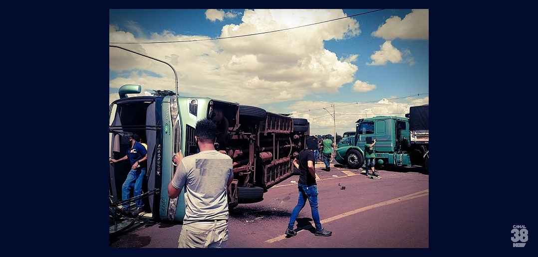 Onibus-tomba-apos-colidir-contra-caminhao-na-BR-369-e-4-pessoas-ficam-feridas-