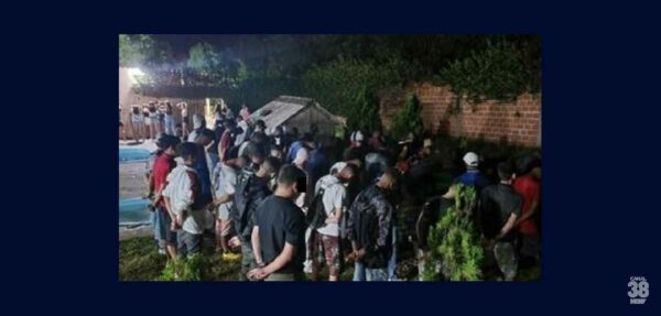 PM-aborda-163-pessoas-fiscaliza-8-estabelecimentos-coloca-fim-a-festa-com-quase-100-pessoas-21-menores-detem-rapaz-e-apreende-maconha-e-cocaina-