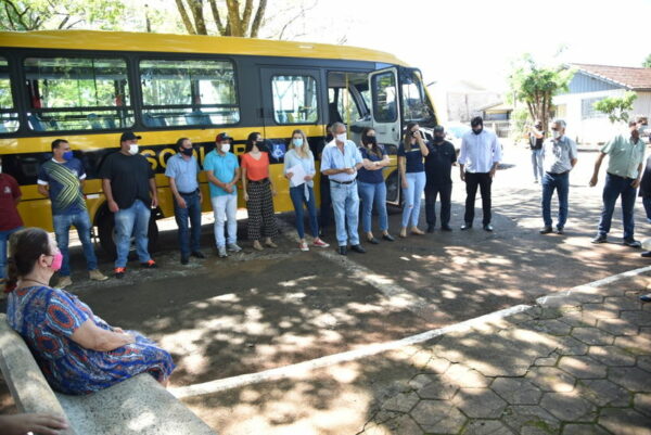 Deputada-Luisa-Canziani-entrega-onibus-escolar-00524825-0-202103291642