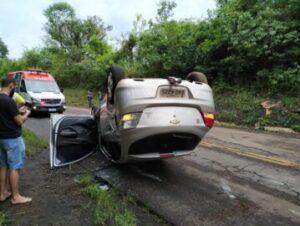 Motorista-perde-o-controle-e-capota-carro-na-Rodov-00521676-0-202103071936-xs