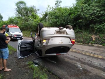 Motorista-perde-o-controle-e-capota-carro-na-Rodov-00521676-0-202103071936-xs