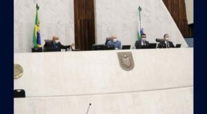 Assembleia-Legislativa-retoma-sessao-com-presenca-de-deputados-em-plenario-696x385
