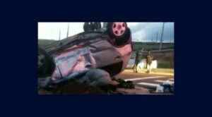 Carro-capota-apos-colisao-em-Arapongas-pessoas-ficam-feridas-uma-delas-com-gravidade-696x385