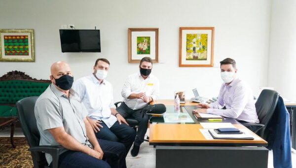 Prefeito-cobra-nova-remessa-de-vacinas-e-outras-de-00525942-0-202104061939