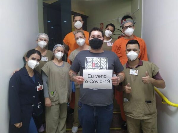 Jovem-de-26-anos-vence-covid-e-comemora-alta-hospi-00533571-0-202106020959-md