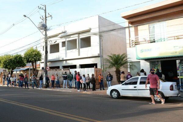 Busca-por-emprego-atrai-dezenas-de-pessoas-em-Saba-00537870-0-202107051725-md (1)