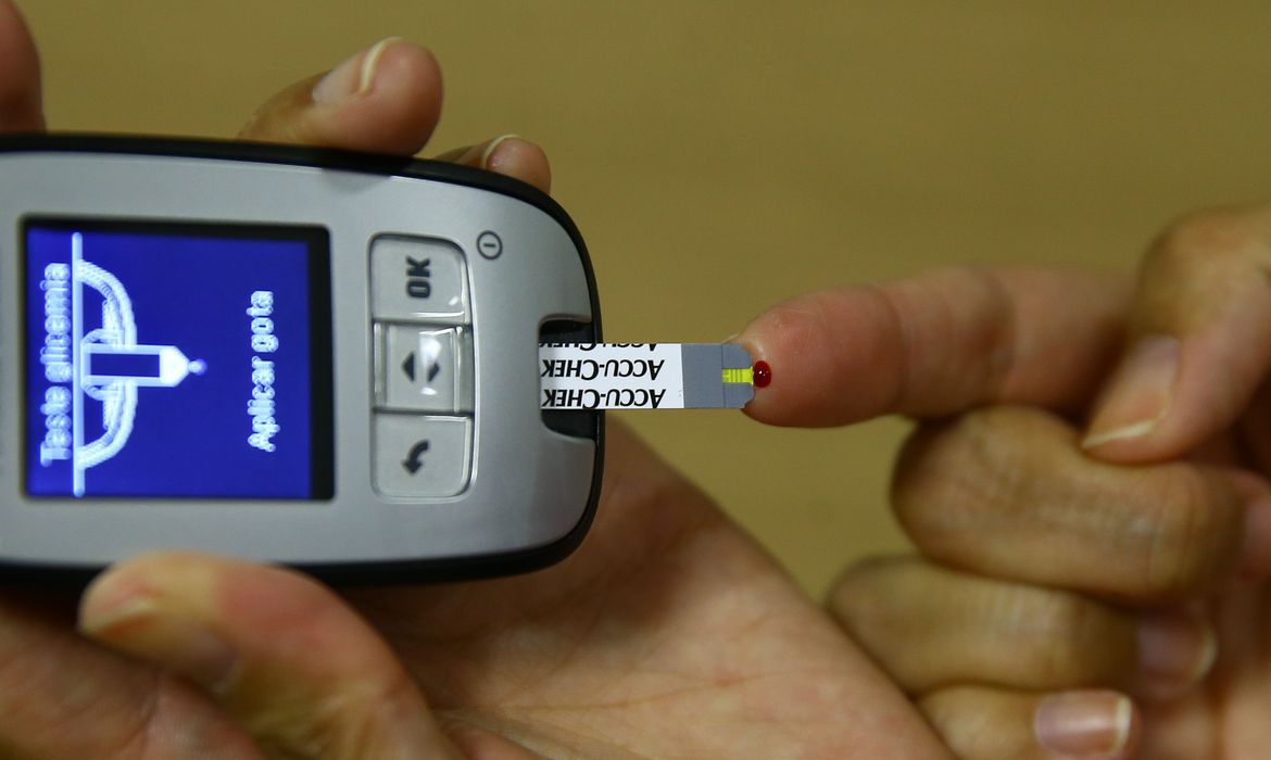 Exame da curva glicêmica; insulina,monitor de glicemia