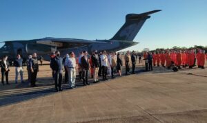 o_aviao_de_transporte_kc-390_millennium_ajuda_humanitaria_para_o_haiti.008