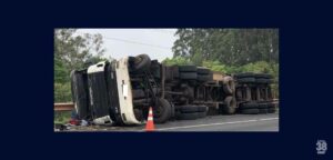 Caminhao-que-transportava-chopp-tomba-em-Arapongas-e-motorista-fica-ferido