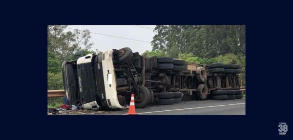 Caminhao-que-transportava-chopp-tomba-em-Arapongas-e-motorista-fica-ferido
