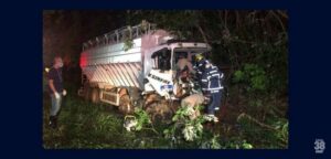 Acidente perto do CTG envolve 3 caminhões e exige mobilização do Samu e dos Bombeiros de Apucarana