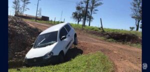 Carro sai da pista e cai em valeta à margem BR 369, entre Arapongas e Apucarana