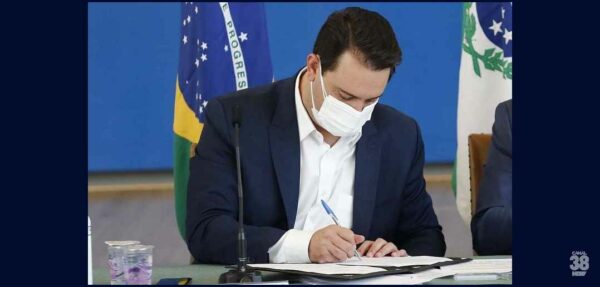 Governador sanciona lei que institui transferência de renda de R$ 80 para famílias vulneráveis