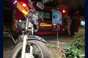 Homem é socorrido pelo Siate após colisão de motos seguida de choque contra árvore em Apucarana   03