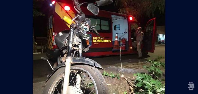 Homem é socorrido pelo Siate após colisão de motos seguida de choque contra árvore em Apucarana   03