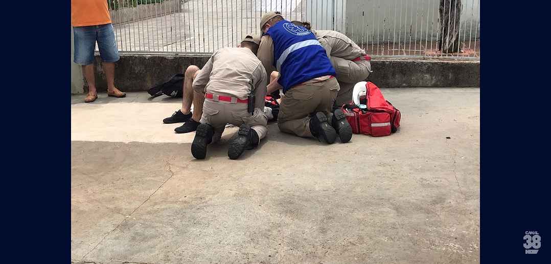 Motociclista sofre fratura após queda seguida de choque contra portão em Apucarana