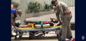 Motociclista sofre fratura após queda seguida de choque contra portão em Apucarana