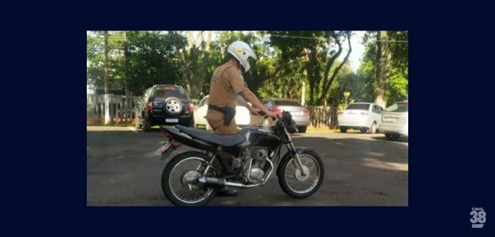 PM de Apucarana apreende moto com débitos