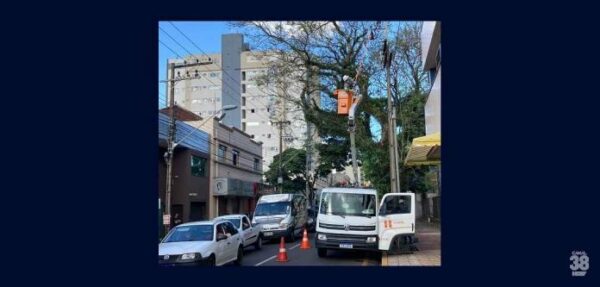Poste pega fogo, alguns semáforos deixam de funcionar e falta energia elétrica no centro de Apucarana
