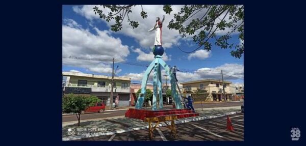 PREFEITURA REALIZA SERVIÇO DE PINTURA PELA 2ª VEZ MUDANDO A COR NA ESTRUTURA DO CRISTO EM MENOS DE 8 DIAS NO CEMITÉRIO CRISTO REI EM APUCARANA