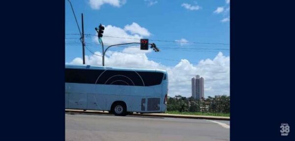 Semáforo fica posicionado para lado sem via pública em Apucarana