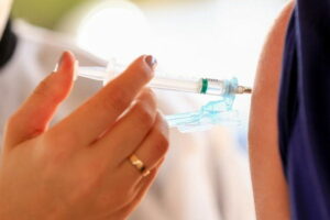 Arapongas inicia aplicação da terceira dose da vacina; veja