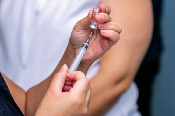 Dose de reforço de Pfizer e Moderna trazem proteção contra Ômicron, dizem estudos