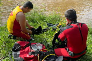 Bombeiros interrompem buscas por jovem desaparecido em rio